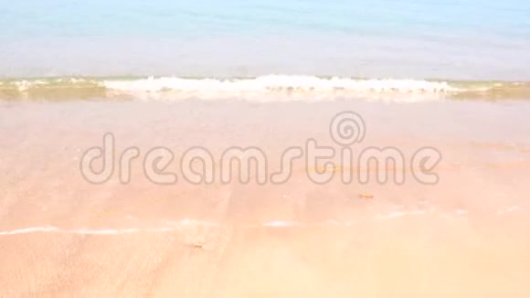 沙滩上柔软的海浪空的热带海沙背景暑假假期休息日旅游概念视频的预览图