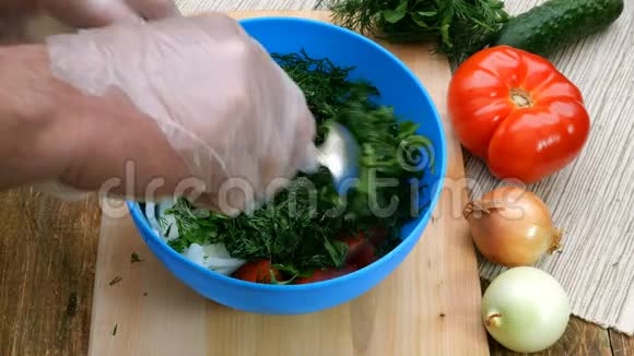 自制素食健康食品人手拌西红柿黄瓜洋葱和欧芹为蔬菜做准备视频的预览图