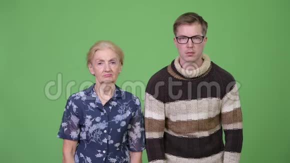 伤心的祖母和孙子一起竖起大拇指视频的预览图