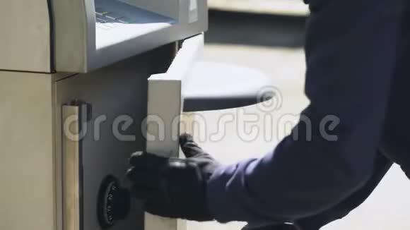 自动柜员机现金收发服务保安人员检查安全视频的预览图
