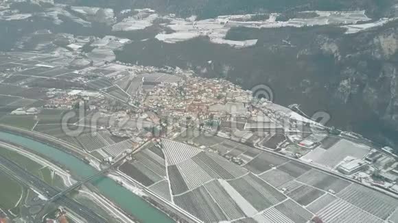 意大利北部萨洛诺镇的鸟瞰图视频的预览图