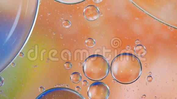 水上泡泡油橙色抽象背景视频的预览图
