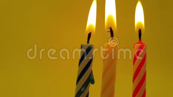 彩色背景生日蜡烛燃烧视频的预览图