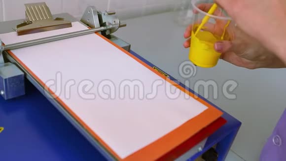 劳动油漆试验对生产实验室在涂料厂搅拌涂料在工厂里搅拌油漆视频的预览图