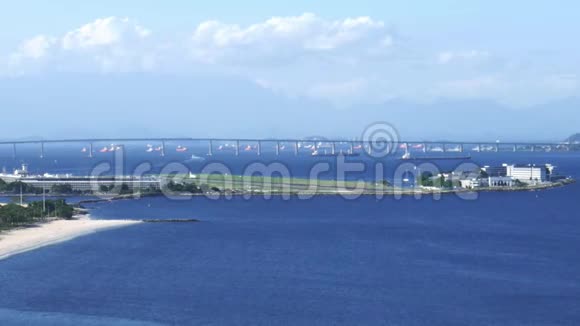 从里约热内卢机场RJ桑托斯杜蒙号跑道起飞的飞机在瓜纳巴拉湾视频的预览图