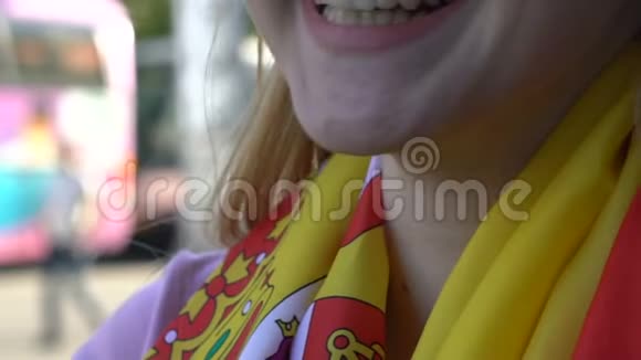 西班牙足球队女球迷笑得开心足球比赛胜利视频的预览图