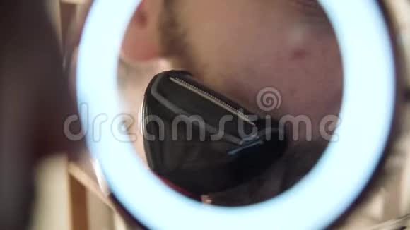镜中修边者剃须脸视频的预览图