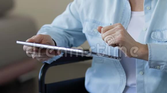 妇女在平板电脑上的移动应用程序上注册在线排队到康复中心视频的预览图