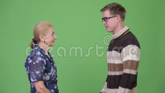 快乐的祖母和孙子一起握手视频的预览图