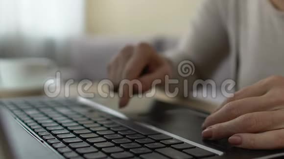 女人紧张地学习使用笔记本电脑按钮学习电脑程序视频的预览图