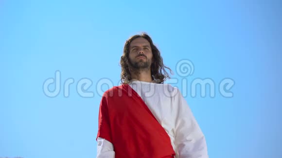 穿长袍的圣人举起双手向天空祈祷灵魂的救赎复活视频的预览图