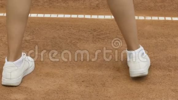 穿短裙的女士准备打网球挥拍特写视频的预览图