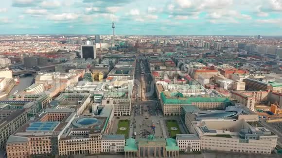 德国柏林2019年3月28日柏林勃兰登堡门城市交通视频的预览图
