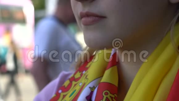 西班牙国家足球队中的悲伤女士站着不动输了视频的预览图