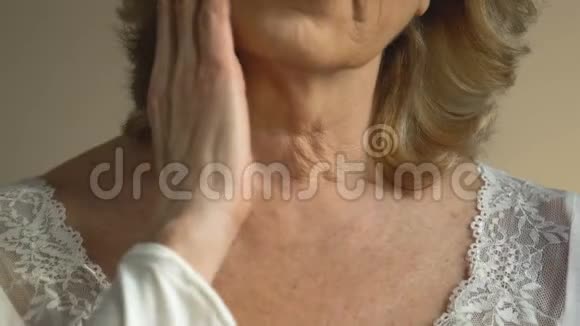 女士看护肤抗衰老化妆品的效果渴望美丽视频的预览图