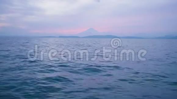 蓝色的海浪和粉红色的日落多云的天空山景视频的预览图