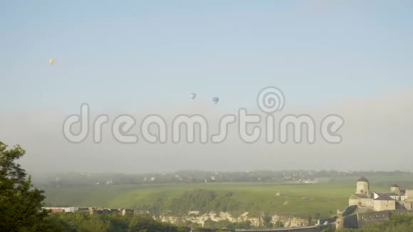 乌克兰奇观4K乌克兰卡米亚涅茨波迪尔斯基城堡上空的气球表演视频的预览图
