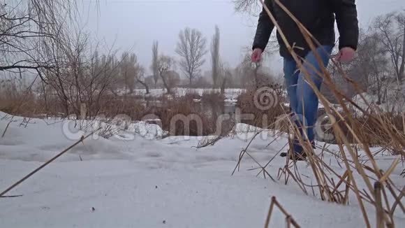 人在河边的公园里走过雪视频的预览图