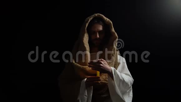 弥赛亚拿着蜡烛为人们祈祷赎罪信仰和仁慈视频的预览图