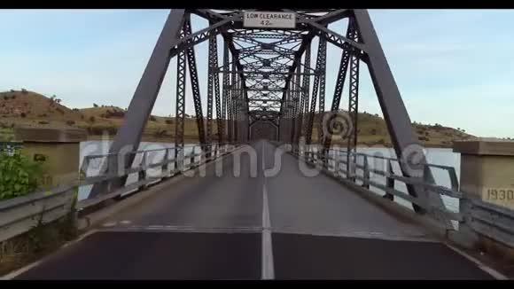 穿越横跨河流的金属路桥视频的预览图