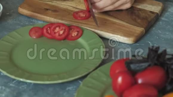 女人双手特写准备披萨的产品准备烘焙视频的预览图