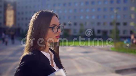 年轻迷人的白种人女商人或戴眼镜和西装的女学生的肖像一名女子视频的预览图