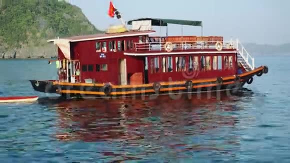 旅游游船在泻湖卤龙湾猫巴岛越南视频的预览图