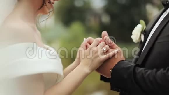 一对夫妇牵着手一起散步接吻视频的预览图