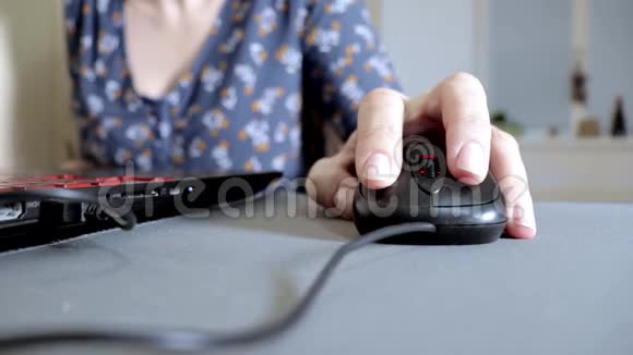女人拿着电脑鼠标点击滚动关闭在家工作电脑的女士视频的预览图