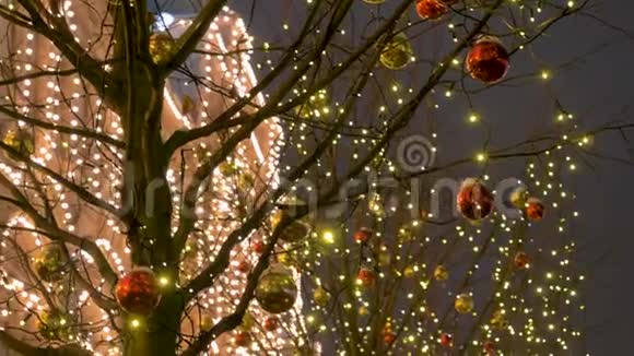 圣诞节的夜间照明与花环广场和球在树上视频的预览图