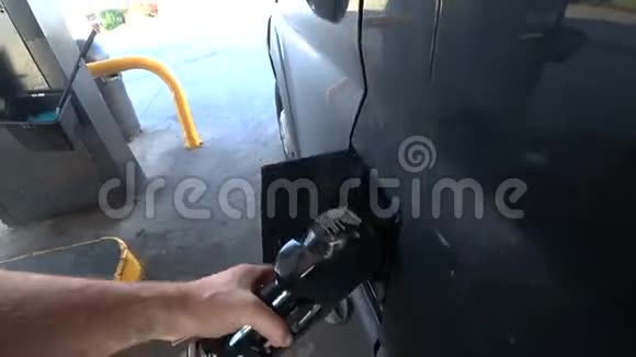 一个人在加油站给汽车加油视频的预览图