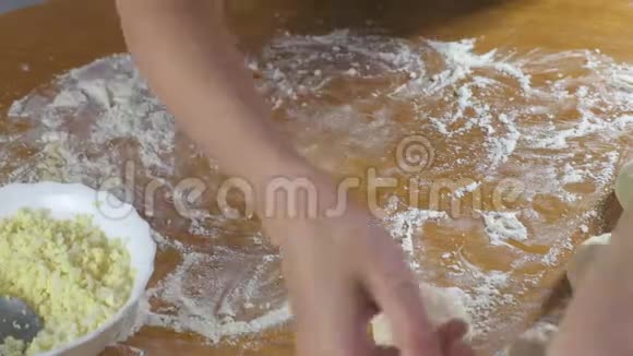 女人的手厨房桌子上用酵母面团做一个米饭和鸡蛋的馅饼视频的预览图