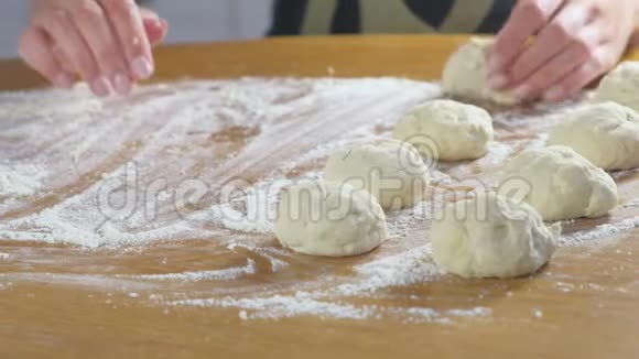 女人手在厨房桌子上用面包做酵母面团玉米饼视频的预览图