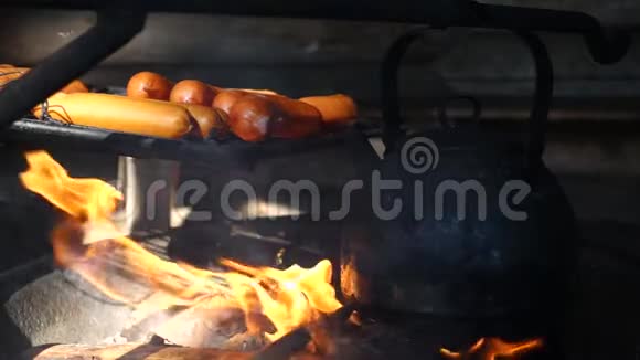 篝火烧烤香肠和篝火咖啡的黑锅视频的预览图