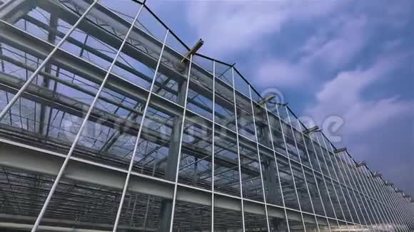 大玻璃温室的全景外观现代温室玻璃温室的外观视频的预览图