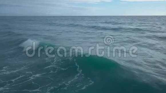 空中海浪平静和飞溅摄像机锁定在纯净水面上视频的预览图