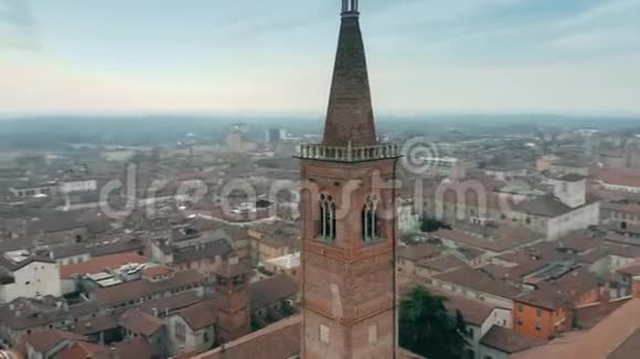 意大利帕维亚圣玛丽亚德尔卡明教堂钟楼的空中拍摄视频的预览图