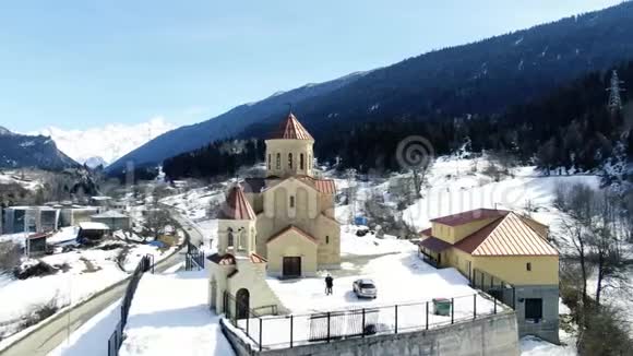 乔治亚州斯旺蒂一个小教堂的华丽空中镜头视频的预览图