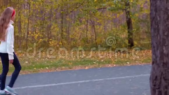 秋天公园的金发女孩在路上行走和骑着陀螺仪视频的预览图