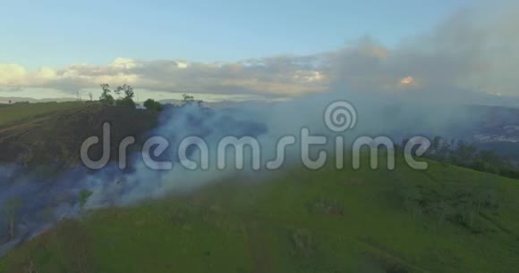 鸟瞰野火的烟雾视频的预览图