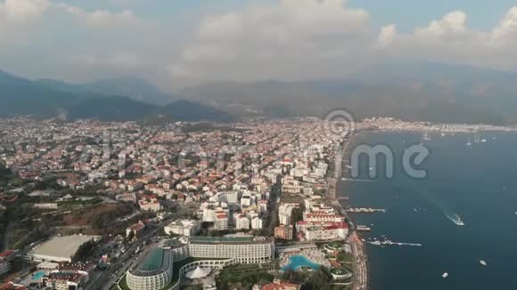 相机沿着地中海的城市海滩海岸飞行空中景观视频的预览图