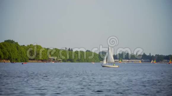 湖上的汉诺威船视频的预览图
