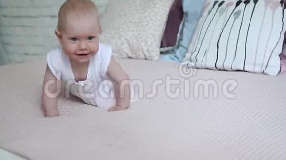 9个月大的宝宝洗澡后爬上床视频的预览图