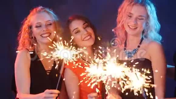 派对假日夜生活和新年快乐的概念一群快乐的女人玩火花视频的预览图