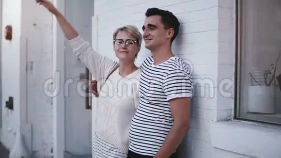 幸福的年轻真实的浪漫夫妇站在一起在一个白色建筑墙的约会晚上索霍纽约视频的预览图