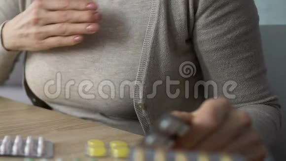 生病的女性感到胸痛吃药老年问题心脏病视频的预览图