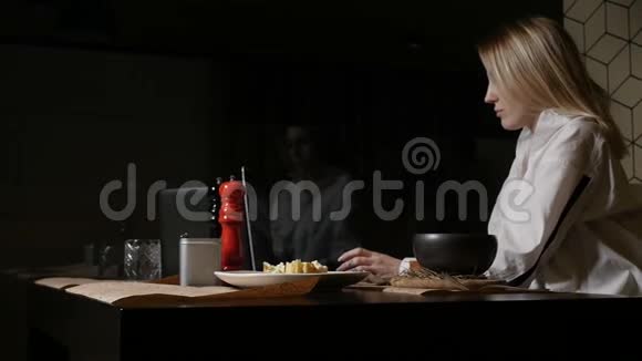 女人在咖啡馆里吃汤视频的预览图