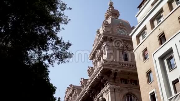 欧洲城市的详细建筑老建筑行动美丽的旧建筑是用许多红石头做成的视频的预览图