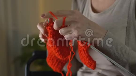 女士针织服装残疾妇女爱好快乐和安全的晚年空闲时间视频的预览图
