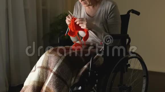 护士从患有Parkinsons病的妇女身上取针试图编织视频的预览图